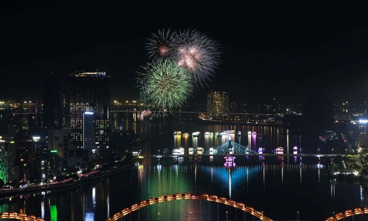 Đêm pháo hoa khép lại DIFF 2025: Nghệ thuật ánh sáng chở khát vọng hòa bình