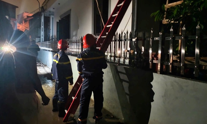 Giải cứu 4 người khỏi đám cháy nhà ở Hải Phòng