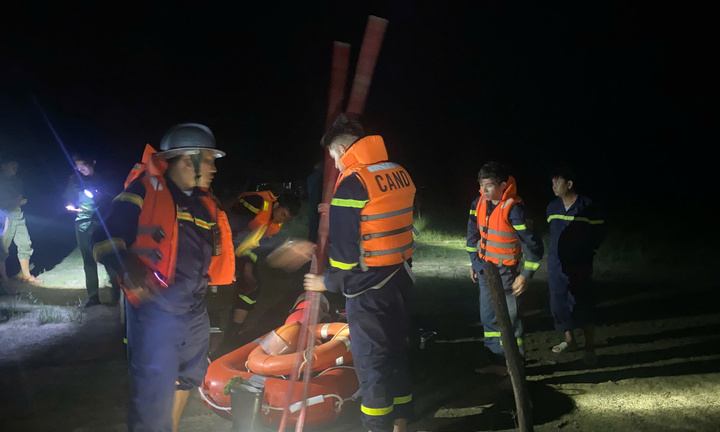 Hơn 100 người trắng đêm tìm kiếm nạn nhân mất tích dưới lòng hồ ở Đắk Lắk