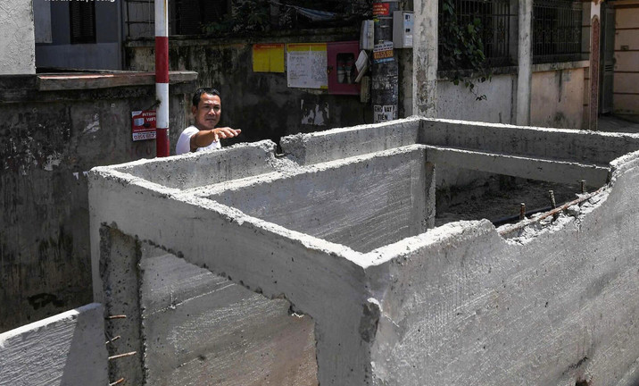 Làm đường cao hơn nền nhà cả mét, dân bắc cầu mới 'ngoi' được ra ngoài