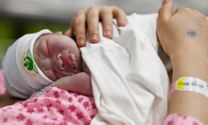 Bộ Y tế đề xuất hơn 151 tỷ đồng hỗ trợ các gia đình chỉ sinh 2 con gái