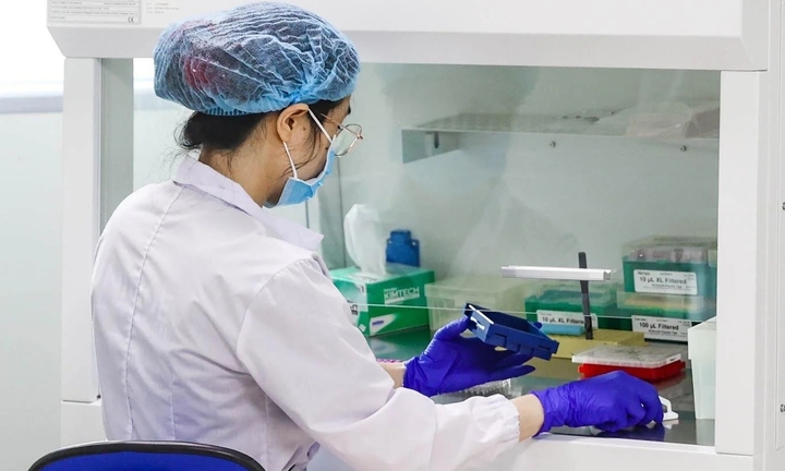 Phát hiện vợ vào khách sạn với người lạ, chồng về nhà đưa ba con xét nghiệm ADN