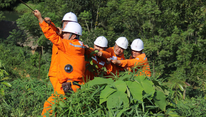 Hành trình 'vượt nắng, thắng mưa' tại Dự án đường dây 500kV Lào Cai - Vĩnh Yên
