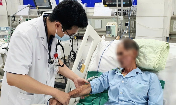 Tình trạng sức khỏe ba người ở Hưng Yên nguy kịch do ăn tiết canh lợn