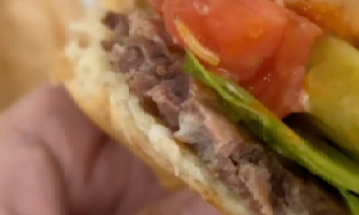 Kinh hãi giòi lúc nhúc trong bánh hamburger tại Đà Nẵng