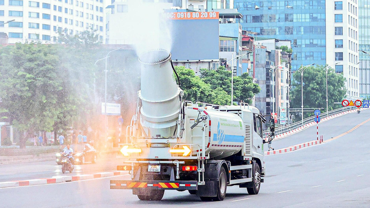 'Đại bác diệt bụi' tung hoành ngày đêm, thanh lọc không khí Hà Nội