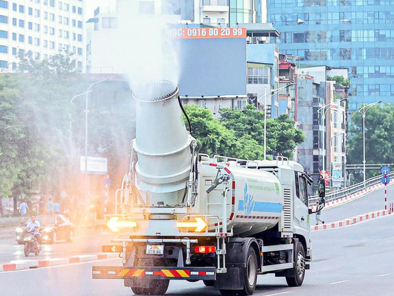 'Đại bác diệt bụi' lăn bánh, làm sạch phố phường Hà Nội