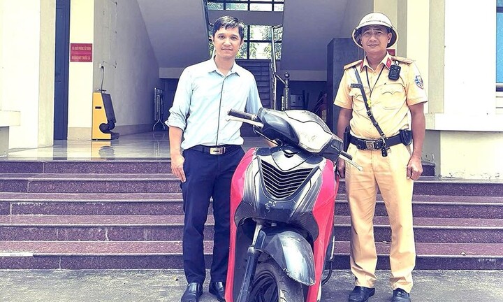 Bất ngờ nhận lại xe mô tô sau 10 năm bị mất