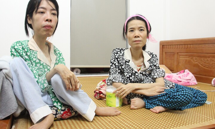 Hai chị em 40 năm mắc bệnh teo cơ, bất đắc dĩ sống trong hình hài trẻ nhỏ