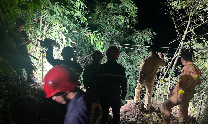 Xuyên đêm cứu hộ tài xế xe đầu kéo rơi xuống vực sâu 70 mét ở Quảng Trị