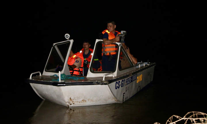 Bé trai 8 tuổi trượt chân rơi xuống sông mất tích