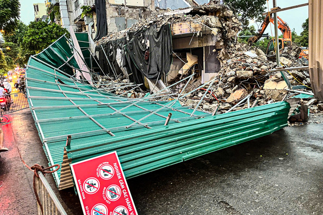 Mưa to gió lớn ở Hà Nội: Tôn công trường đổ sập, cây gãy nằm la liệt