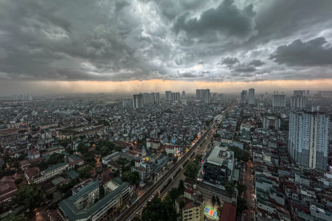 Hà Nội mưa dông, gió giật liên hồi, bầu trời tối đen giữa ban ngày