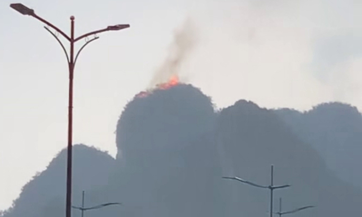 Sét đánh cháy mỏm núi trên vịnh Hạ Long