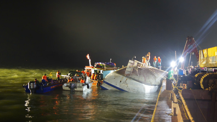 Xuyên đêm cứu nạn vụ lật tàu trên vịnh Hạ Long