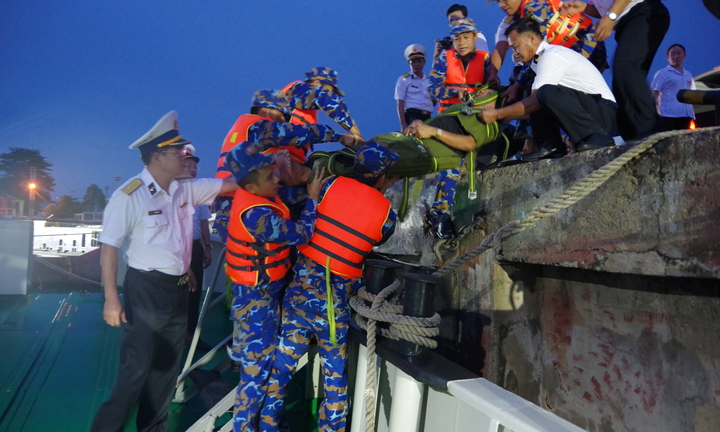 Hình ảnh mới nhất tại hiện trường vụ lật tàu thương tâm trên vịnh Hạ Long