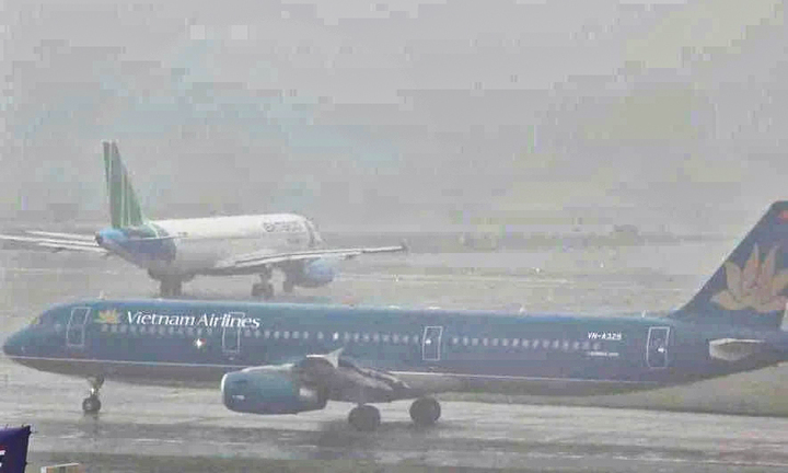 Sân bay Nội Bài 'tê liệt' vì mưa dông