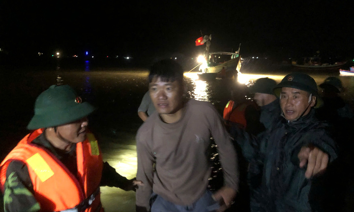 34 người trên tàu du lịch bị lốc đánh chìm ở biển Hà Tĩnh được cứu thế nào?