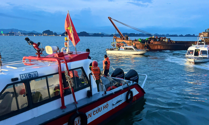 Đau xót vì tai nạn lật tàu ở Hạ Long, cộng đồng mạng chia sẻ cách đi tàu an toàn