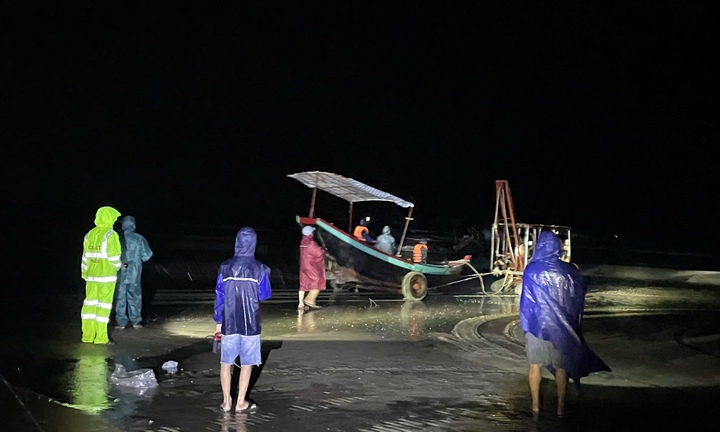 Hàng loạt thuyền bè của ngư dân Nghệ An - Hà Tĩnh gặp nạn trên biển