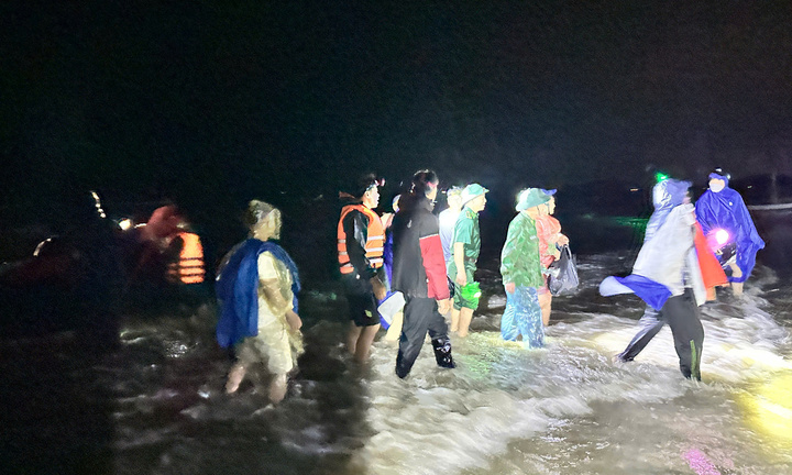 Giông lốc đánh chìm tàu du lịch chở 34 người ở Hà Tĩnh