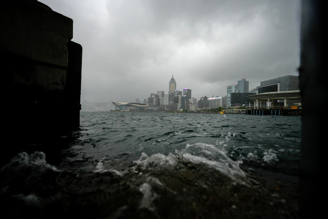Bão Wipha càn quét Trung Quốc, 'tường mây khổng lồ' xuất hiện 