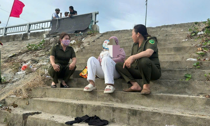 Ngăn cản kịp thời người phụ nữ định ôm con 7 tháng tuổi tự tử