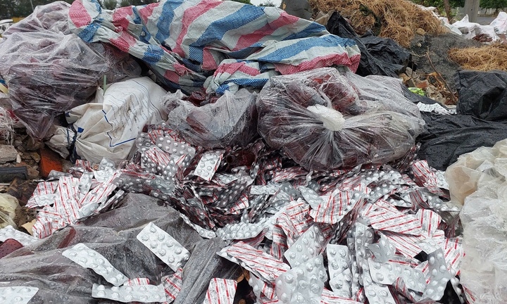 Đà Nẵng phạt công ty vứt hàng trăm vỉ thuốc ngổn ngang bên đường 97 triệu đồng