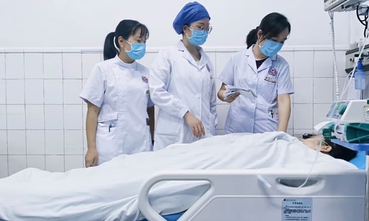 Thiếu nữ suýt chết vì chỉ ăn rau, uống thuốc nhuận tràng để vừa váy sinh nhật