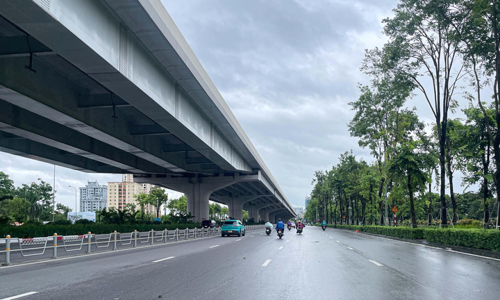 Đường phố Hà Nội vắng vẻ ngày bão số 3 Wipha đổ bộ