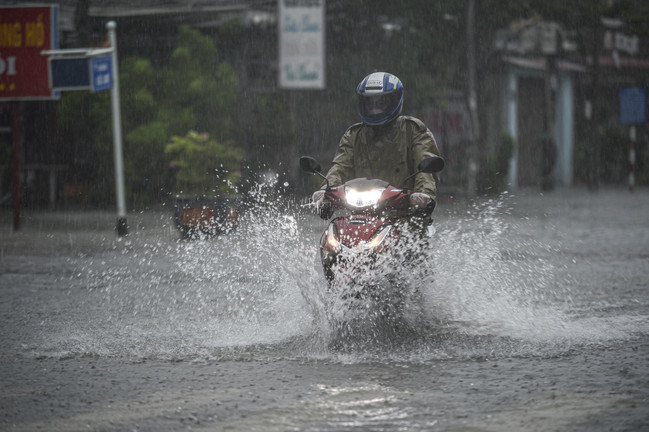 Trước giờ bão Wipha đổ bộ, đường phố Thanh Hóa ngập nặng, hàng quán im lìm