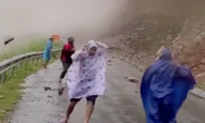 Đất đá từ trên núi rơi xuống, suýt trúng đoàn cán bộ đi kiểm tra sạt lở 