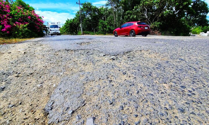 Xe công trình cày nát đường vào Di tích Quốc gia đặc biệt Gành Đá Đĩa ở Đắk Lắk