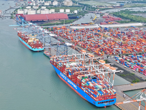 Ngắm cảng nước sâu lớn nhất Việt Nam thường xuyên đón siêu tàu quốc tế