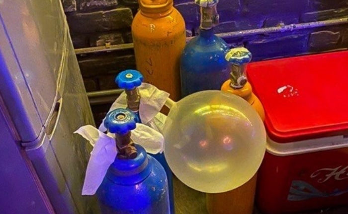 Thanh niên 20 tuổi liệt tứ chi vì hít 50 quả bóng cười mỗi lần