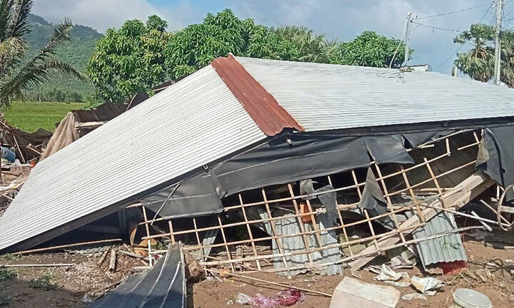 Lốc xoáy 15 phút làm tốc mái hàng chục căn nhà, trạm y tế ở An Giang