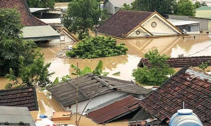 Lũ chưa từng thấy, ngập nóc nhà ở biên giới Nghệ An