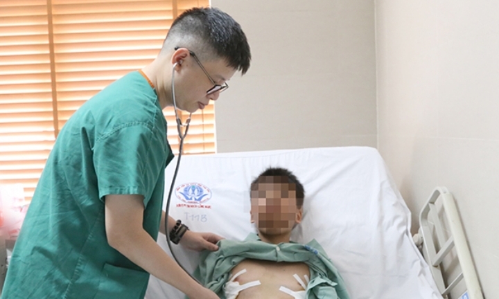 Bé trai 12 tuổi lồng ngực nhô cao như ‘ức gà’