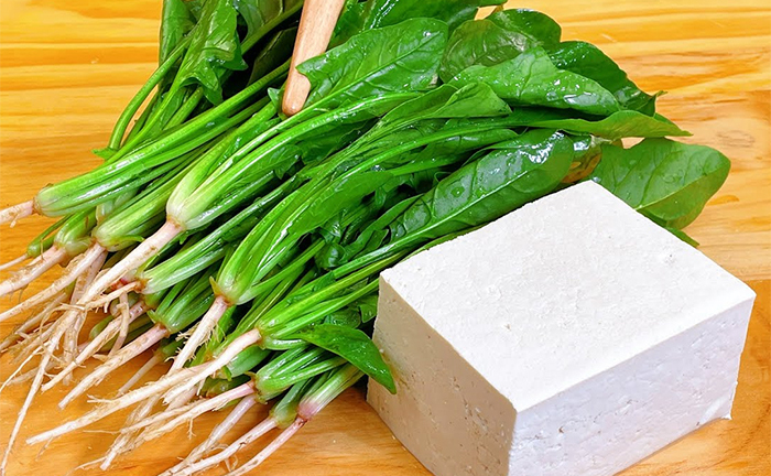 Rau chân vịt rất bổ nhưng không nên kết hợp với 9 thực phẩm này