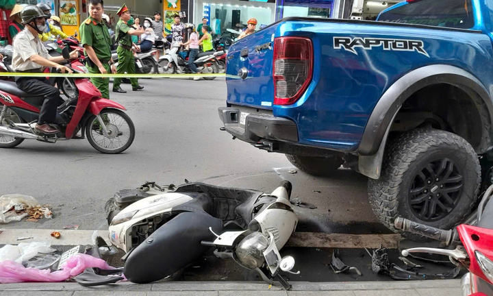 Kết quả nồng độ cồn tài xế bán tải tông 9 xe máy trên phố Hà Nội