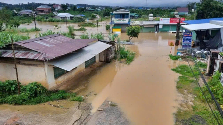 Mưa lớn kéo dài gây ngập ở Lâm Đồng, giao thông chia cách