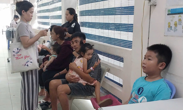Ca sốt xuất huyết nặng tăng mạnh, bệnh viện TP.HCM kê thêm giường