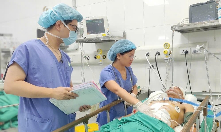 Phẫu thuật cứu người đàn ông nguy kịch vụ xe bán tải tông loạt xe máy ở Hà Nội