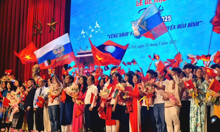 Kiều bào trẻ Việt Nam xúc động 'viết tiếp câu chuyện hòa bình'