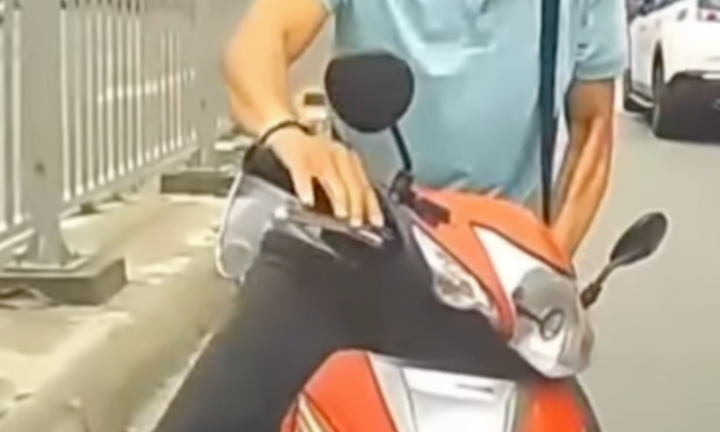 Va chạm giao thông, người đàn ông đi xe máy hung hăng tung đấm vào tài xế ô tô