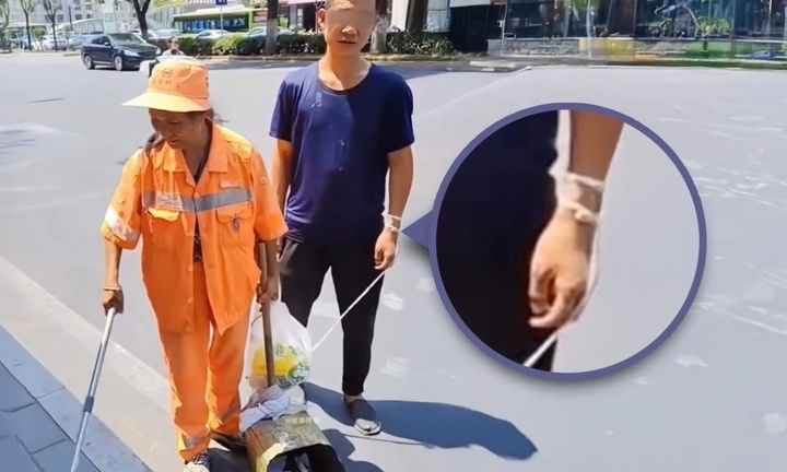 Người mẹ lao công dẫn con trai thiểu năng trí tuệ nhặt rác giữa trời nắng 