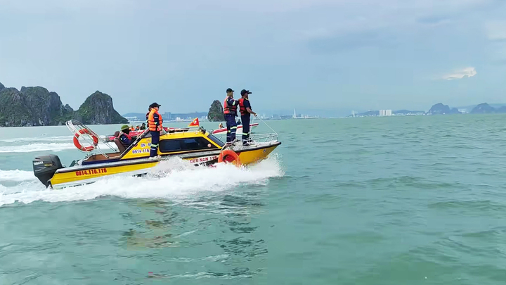 Được ủng hộ 50 triệu, đội cứu hộ vụ lật tàu Vịnh Xanh mong tìm chủ nhân để gửi lại