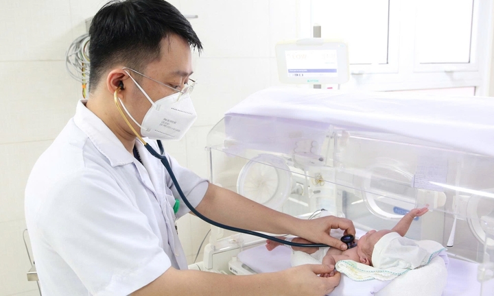 Hành trình 103 ngày nuôi sống bé gái sinh cực non chỉ nặng 550 gram