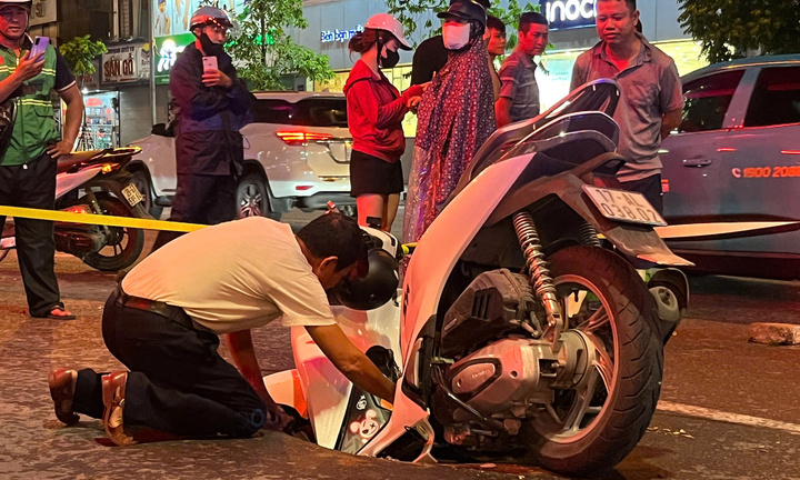 Hà Nội: 'Hố tử thần' xuất hiện sau trận mưa lớn, 'nuốt' xe máy đi đường