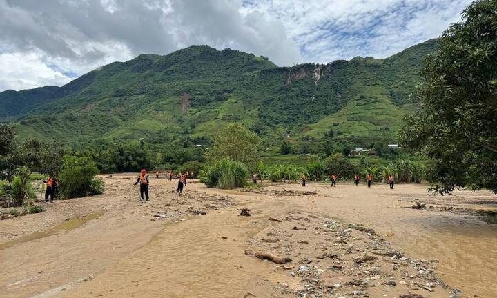 Lũ quét khủng khiếp ở Sơn La: Thêm 2 người mất tích, nhiều nhà bị cuốn trôi